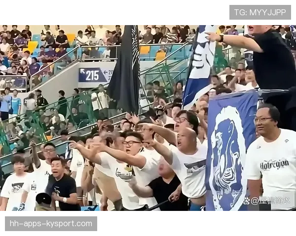 自媒体的流量密码：骂裁判骂外援骂教练，全场球迷骂裁判视频